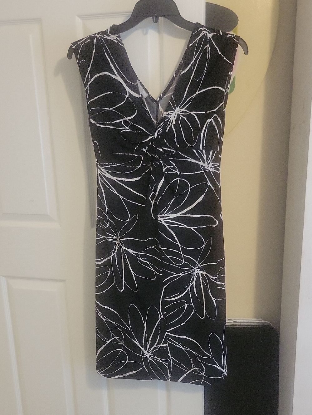 Lady Hathaway Sz10 Vneck Sleeveless Black Midi Dress with White Floral Print